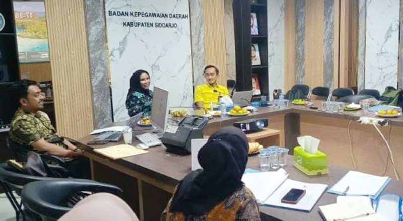 Wabup Mimik Idayana saat di Badan Kepegawaian Daerah Kabupaten Sidoarjo untuk cek apa bener ada pelantikan susulan.