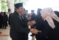 Bupati Sidoarjo, H. Subandi, secara resmi melantik dan mengambil sumpah janji 61 pejabat di lingkungan Pemerintah Kabupaten (Pemkab) Sidoarjo. Acara khidmat yang digelar di Pendopo Delta Wibawa pada Rabu (17/9/2025)