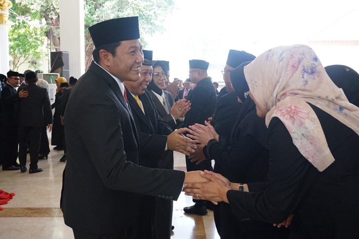 Bupati Sidoarjo, H. Subandi, secara resmi melantik dan mengambil sumpah janji 61 pejabat di lingkungan Pemerintah Kabupaten (Pemkab) Sidoarjo. Acara khidmat yang digelar di Pendopo Delta Wibawa pada Rabu (17/9/2025)