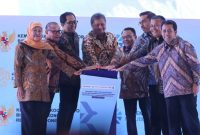 Menteri Koordinator Bidang Perekonomian Airlangga Hartarto, didampingi Menteri Usaha Mikro, Kecil, dan Menengah (UMKM) Maman Abdurrahman, Menteri Pelindungan Pekerja Migran Indonesia Mukhtarudin, serta Gubernur Jawa Timur Khofifah Indar Parawansa.