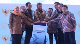 Menteri Koordinator Bidang Perekonomian Airlangga Hartarto, didampingi Menteri Usaha Mikro, Kecil, dan Menengah (UMKM) Maman Abdurrahman, Menteri Pelindungan Pekerja Migran Indonesia Mukhtarudin, serta Gubernur Jawa Timur Khofifah Indar Parawansa.