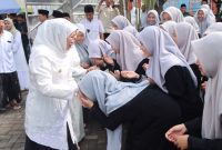 Ribuan santri dari Pondok Pesantren mengikuti Apel Peringatan Hari Santri Provinsi Jawa Timur Tahun 2025 yang digelar di Pondok Pesantren Putri An Nur II Al Murtadlo, Kabupaten Malang, Rabu (22/10/2025). 