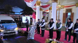 Gubernur Jawa Timur, Khofifah Indar Parawansa melepas Tim Pelayanan Kesehatan (Yankes) Bergerak ke Pulau Kangean, Kabupaten Sumenep.