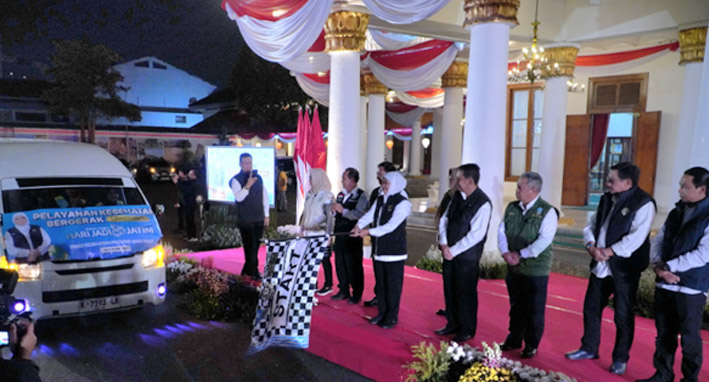 Gubernur Jawa Timur, Khofifah Indar Parawansa melepas Tim Pelayanan Kesehatan (Yankes) Bergerak ke Pulau Kangean, Kabupaten Sumenep.