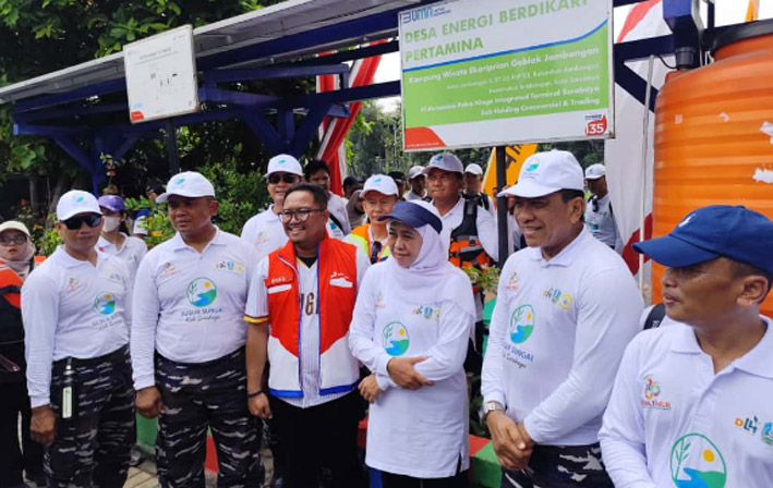 Gubernur Jawa Timur, Khofifah Indar Parawansa singgah di Kelurahan Jambangan. Selain itu, Gubernur Khofifah meninjau inovasi Kelurahan Jambangan untuk meningkatkan kualitas lingkungan hidup seperti INPAS (Instalasi Penjernih Air Sungai) dan GEBLAK (Gerakan Balik Kanan), Surabaya, Minggu, (19/10/2025).