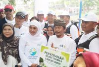 Gubernur Khofifah juga membagikan secara simbolis sejumlah bantuan dan fasilitas lingkungan, antara lain 50 paket sembako untuk warga sekitar, 5 drop box sampah sebagai dukungan pengelolaan limbah, dan 185 Bibit pohon untuk penghijauan kawasan.