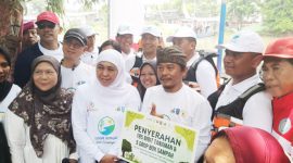 Gubernur Khofifah juga membagikan secara simbolis sejumlah bantuan dan fasilitas lingkungan, antara lain 50 paket sembako untuk warga sekitar, 5 drop box sampah sebagai dukungan pengelolaan limbah, dan 185 Bibit pohon untuk penghijauan kawasan.