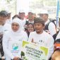 Gubernur Khofifah juga membagikan secara simbolis sejumlah bantuan dan fasilitas lingkungan, antara lain 50 paket sembako untuk warga sekitar, 5 drop box sampah sebagai dukungan pengelolaan limbah, dan 185 Bibit pohon untuk penghijauan kawasan.