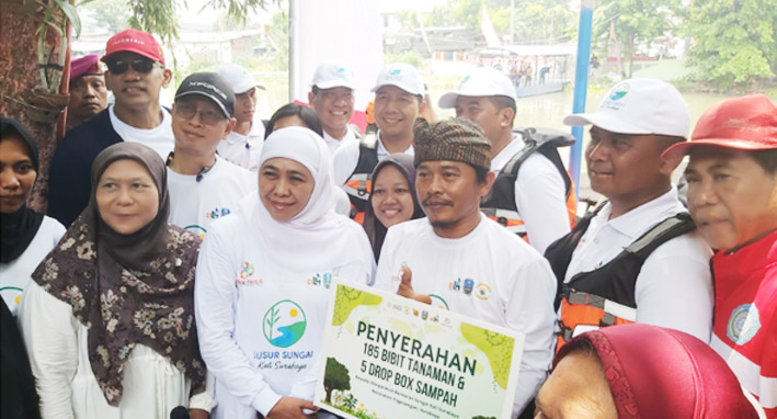 Gubernur Khofifah juga membagikan secara simbolis sejumlah bantuan dan fasilitas lingkungan, antara lain 50 paket sembako untuk warga sekitar, 5 drop box sampah sebagai dukungan pengelolaan limbah, dan 185 Bibit pohon untuk penghijauan kawasan.