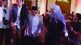 Gubernur Jawa Timur Khofifah Indar Parawansa bersama ulama kharismatik Gus Iqdam dalam rangka Mensyukuri 80 Tahun Provinsi Jawa Timur dan Memperingati Hari Santri Nasional 2025 di halaman Gedung Negara Grahadi, Surabaya, Rabu (22/10/2025) malam.