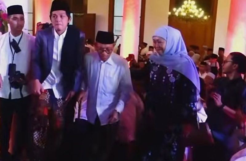 Gubernur Jawa Timur Khofifah Indar Parawansa bersama ulama kharismatik Gus Iqdam dalam rangka Mensyukuri 80 Tahun Provinsi Jawa Timur dan Memperingati Hari Santri Nasional 2025 di halaman Gedung Negara Grahadi, Surabaya, Rabu (22/10/2025) malam.
