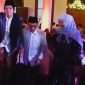 Gubernur Jawa Timur Khofifah Indar Parawansa bersama ulama kharismatik Gus Iqdam dalam rangka Mensyukuri 80 Tahun Provinsi Jawa Timur dan Memperingati Hari Santri Nasional 2025 di halaman Gedung Negara Grahadi, Surabaya, Rabu (22/10/2025) malam.
