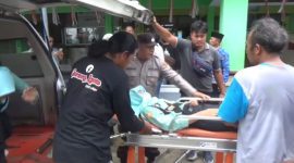 Salah satu siswi SMKN 1 Sine Ngawi saat dibawa Ambulan.