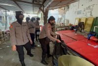 Polisi Wanita (Polwan) Polresta Sidoarjo juga menunjukkan kepeduliannya dengan ikut membantu menjaga kebersihan di posko keluarga korban, Jumat (3/10/2025).