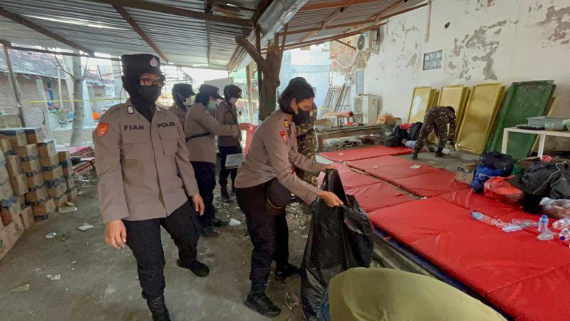 Polisi Wanita (Polwan) Polresta Sidoarjo juga menunjukkan kepeduliannya dengan ikut membantu menjaga kebersihan di posko keluarga korban, Jumat (3/10/2025).