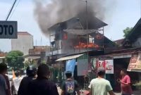Sebuah rumah berlantai dua di Jl. Bali No. 28A, Kelurahan Kepolorejo, Kecamatan Kota, Kabupaten Magetan, Jawa Timur, terlanda kebakaran, Sabtu siang (04/10/2025).