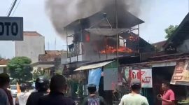 Sebuah rumah berlantai dua di Jl. Bali No. 28A, Kelurahan Kepolorejo, Kecamatan Kota, Kabupaten Magetan, Jawa Timur, terlanda kebakaran, Sabtu siang (04/10/2025).