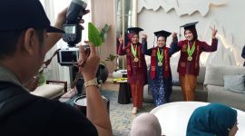 Sekolah Tinggi Ilmu Kesehatan-Bhakti Husada Mulia (Stikes-BHM) Madiun, Jawa Timur, menggelar wisuda angkatan ke-17, yang berlangsung di Bima Ballroom, Hotel Aston Madiun, Rabu (22/10/2025).