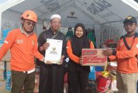 Ketua Takmir Masjid SSNR, H. Samiadji Makin Rahmat saat serahkan bantuan ke Ponpes Al Khoziny.