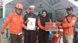 Ketua Takmir Masjid SSNR, H. Samiadji Makin Rahmat saat serahkan bantuan ke Ponpes Al Khoziny.