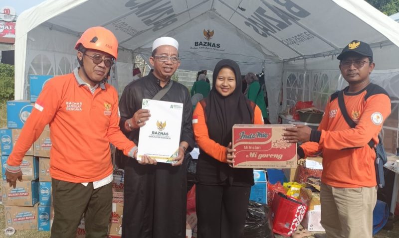 Ketua Takmir Masjid SSNR, H. Samiadji Makin Rahmat saat serahkan bantuan ke Ponpes Al Khoziny.