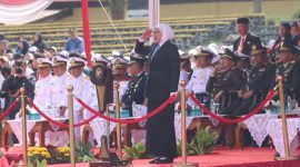 Gubernur Khofifah saat menjadi pembina upacara pada Peringatan Hari Sumpah Pemuda (HSP) yang dilaksanakan di Taman Candra Wilwatikta Pandaan Kabupaten Pasuruan, Selasa (28/10/2025).