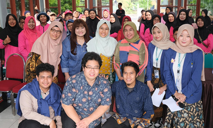 Dari kiri ke kanan: dr. Tita Pusparini, M.Kes (Kepala Puskesmas Keputih), Herlina Harsono Njoto (DPRD Surabaya), dr. Endah Indriastuti, Sp.PK (Kepala Program Studi Kedokteran ITS), dr. Lely Nurhayati, MH., CMC. (Dosen Kedokteran ITS), dr. Edwin Nugroho Njoto, MIHM, MHM, Sp.PD (Dosen Kedokteran ITS), dr. Gumilar Fardhani Ami Putra (Dosen Kedokteran ITS).