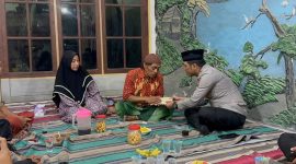 Kapolresta Sidoarjo Komisaris Besar Polisi Christian Tobing datang untuk takziyah dan berikan santunan ke pihak keluarga.