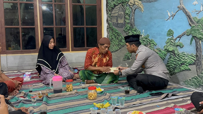 Kapolresta Sidoarjo Komisaris Besar Polisi Christian Tobing datang untuk takziyah dan berikan santunan ke pihak keluarga.