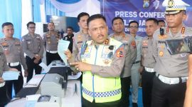 Kepala Korps Lalu Lintas (Kakorlantas) Polri Irjen. Pol. Agus Suryonugroho mengapresiasi penerapan Electronic Traffic Law Enforcement (ETLE) secara nasional. Salah satunya yang telah berjalan di wilayah Polda Jawa Timur. Disampaikannya pada konferensi pers ETLE Jawa Timur di Polresta Sidoarjo, Senin (20/10/2025).