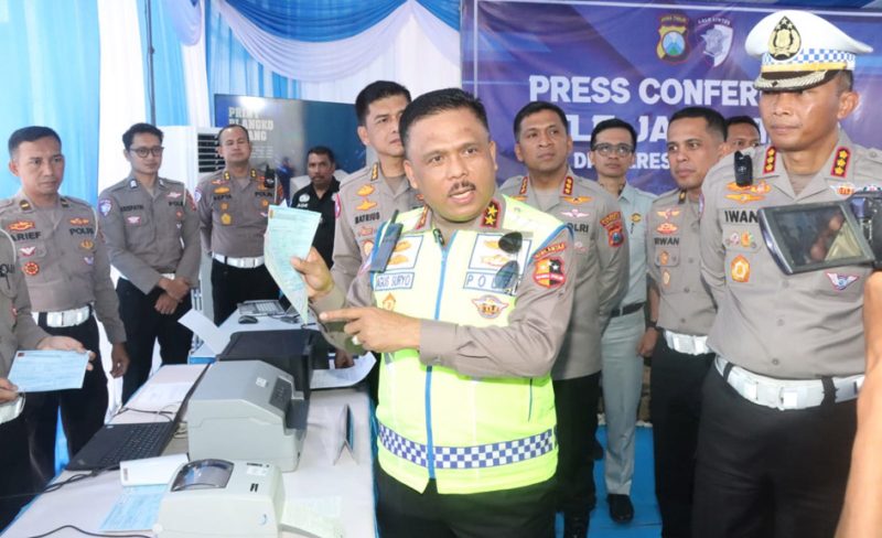 Kepala Korps Lalu Lintas (Kakorlantas) Polri Irjen. Pol. Agus Suryonugroho mengapresiasi penerapan Electronic Traffic Law Enforcement (ETLE) secara nasional. Salah satunya yang telah berjalan di wilayah Polda Jawa Timur. Disampaikannya pada konferensi pers ETLE Jawa Timur di Polresta Sidoarjo, Senin (20/10/2025).