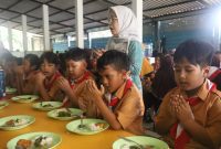 Melalui program Makan Siang Mandiri, sekolah menghadirkan menu bergizi seimbang yang sehat, sesuai selera siswa, sekaligus sarat dengan pembelajaran nilai kehidupan.