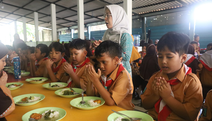 Melalui program Makan Siang Mandiri, sekolah menghadirkan menu bergizi seimbang yang sehat, sesuai selera siswa, sekaligus sarat dengan pembelajaran nilai kehidupan.