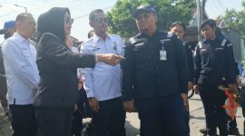 Wakil Bupati Sidoarjo Hj. Mimik Idayana bersama jajaran Dinas Perhubungan (Dishub) dan Dinas Pekerjaan Umum Bina Marga (PUBM) Kabupaten Sidoarjo meninjau lokasi perlintasan Kereta Api Desa Gelam, Rabu (29/10/2025).
