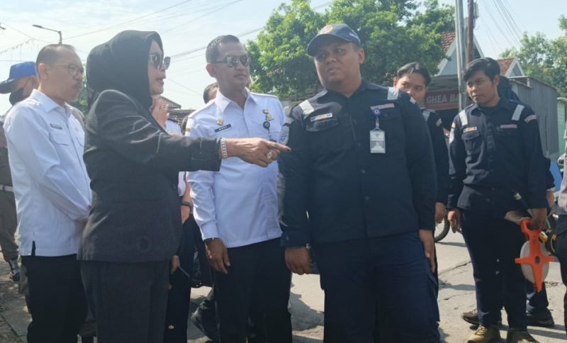 Wakil Bupati Sidoarjo Hj. Mimik Idayana bersama jajaran Dinas Perhubungan (Dishub) dan Dinas Pekerjaan Umum Bina Marga (PUBM) Kabupaten Sidoarjo meninjau lokasi perlintasan Kereta Api Desa Gelam, Rabu (29/10/2025).