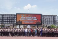 Ratusan buruh dan pekerja mengikuti apel kebangsaan yang digelar di Lapangan Mako Polresta Sidoarjo, Kamis (23/10/2025). 