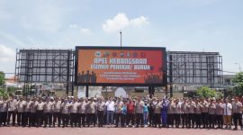 Ratusan buruh dan pekerja mengikuti apel kebangsaan yang digelar di Lapangan Mako Polresta Sidoarjo, Kamis (23/10/2025). 