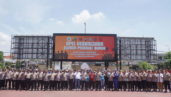 Ratusan buruh dan pekerja mengikuti apel kebangsaan yang digelar di Lapangan Mako Polresta Sidoarjo, Kamis (23/10/2025). 