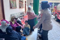 Kanit PPA Satreskrim Polresta Sidoarjo, Iptu Utun Utami, bersama anggotanya, turut mendampingi keluarga santri yang menjadi korban.