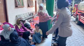 Kanit PPA Satreskrim Polresta Sidoarjo, Iptu Utun Utami, bersama anggotanya, turut mendampingi keluarga santri yang menjadi korban.