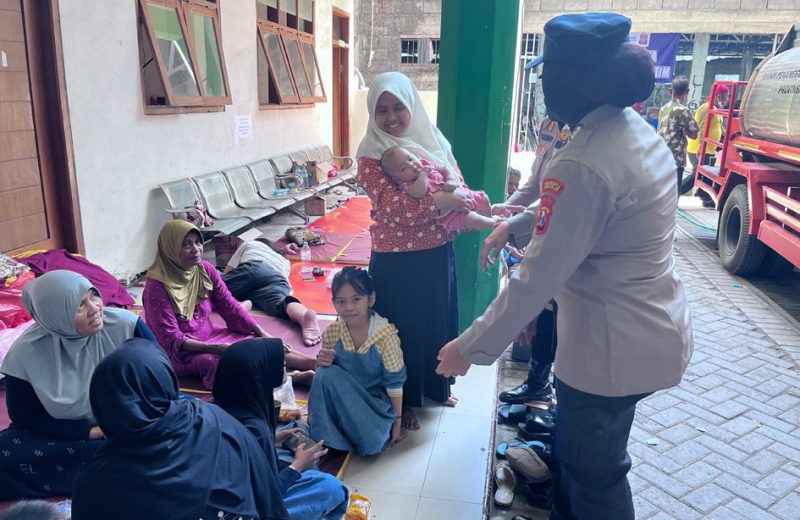 Kanit PPA Satreskrim Polresta Sidoarjo, Iptu Utun Utami, bersama anggotanya, turut mendampingi keluarga santri yang menjadi korban.