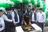 Ketua BAZNAS RI, Prof. Dr. KH. Noor Achmad, MA, bersama perwakilan BAZNAS Jawa Timur, KH. Ahsanul Haq, serta perwakilan dari Bupati, turut menyaksikan prosesi penandatanganan prasasti sebagai simbol pembukaan Rumah Singgah Mustahik BAZNAS Kabupaten Sidoarjo.