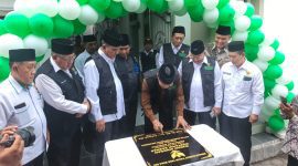 Ketua BAZNAS RI, Prof. Dr. KH. Noor Achmad, MA, bersama perwakilan BAZNAS Jawa Timur, KH. Ahsanul Haq, serta perwakilan dari Bupati, turut menyaksikan prosesi penandatanganan prasasti sebagai simbol pembukaan Rumah Singgah Mustahik BAZNAS Kabupaten Sidoarjo.