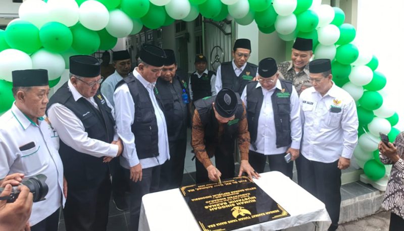 Ketua BAZNAS RI, Prof. Dr. KH. Noor Achmad, MA, bersama perwakilan BAZNAS Jawa Timur, KH. Ahsanul Haq, serta perwakilan dari Bupati, turut menyaksikan prosesi penandatanganan prasasti sebagai simbol pembukaan Rumah Singgah Mustahik BAZNAS Kabupaten Sidoarjo.