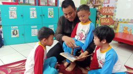 KB-TK Al Muslim menggelar kegiatan literasi keluarga bertajuk “Gerakan Abaku” akronim dari “Gerakan Ayah Bunda Bacakan Aku Buku”.