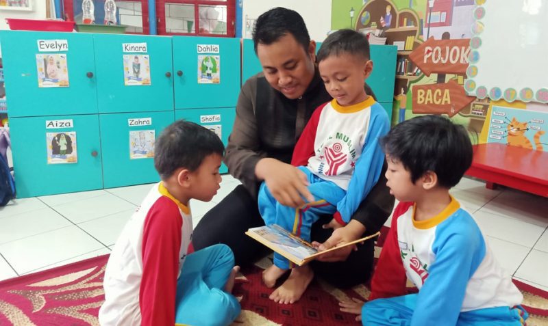 KB-TK Al Muslim menggelar kegiatan literasi keluarga bertajuk “Gerakan Abaku” akronim dari “Gerakan Ayah Bunda Bacakan Aku Buku”.