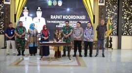 Sekretaris Daerah Kabupaten Sidoarjo, Fenny Apridawati dalam rapat koordinasi rembuk stunting yang digelar di Pendopo Delta Wibawa pada Kamis (23/10/2025). 