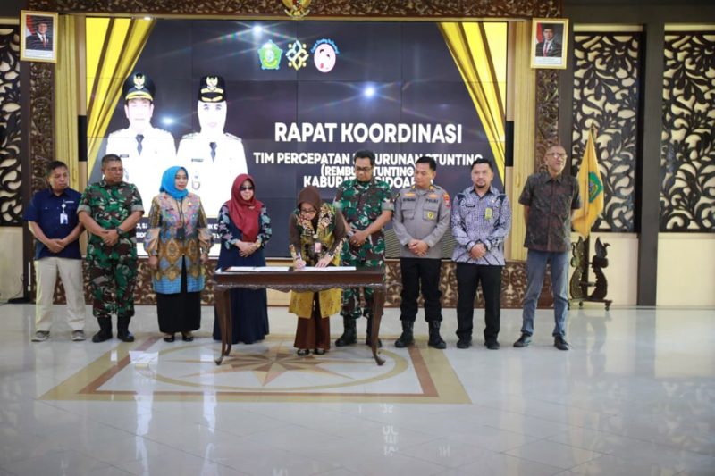 Sekretaris Daerah Kabupaten Sidoarjo, Fenny Apridawati dalam rapat koordinasi rembuk stunting yang digelar di Pendopo Delta Wibawa pada Kamis (23/10/2025). 