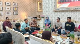 warga Desa Kepatihan, Kecamatan Tulangan, menggelar audiensi di rumah dinas Wakil Bupati Sidoarjo, Jumat (31/10/2025).