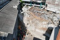 Tim SAR menggunakan alat berat mengevakuasi korban reruntuhan Ponpes Al Khoziny Sidoarjo. (Dok. Bnpb)